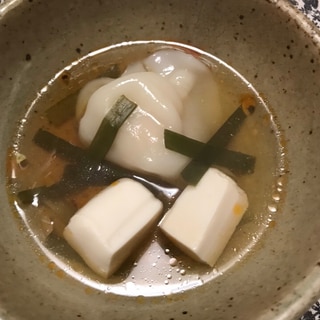 水餃子とニラ、絹豆腐のラー油スープ